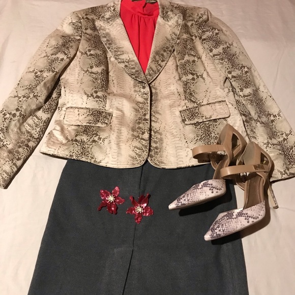 💎NWOT Flutter Sleeves Blouse💎 - Picture 2 of 8